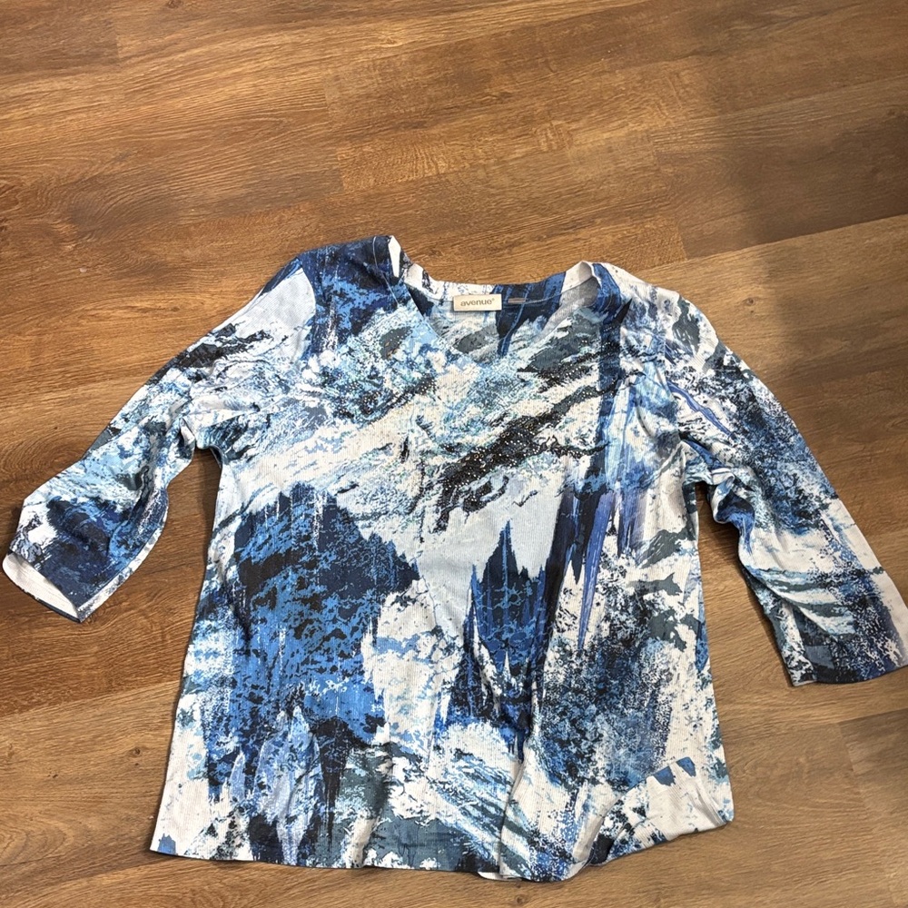 Avenue Style Blouse size 18/20 color blue and white.
